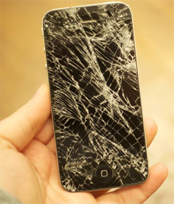 Треснувший в результате падения тачскрин на iPhone 4